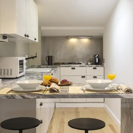 The Romantic Nest - The Perfect Getaway At Downtown, 6th-floor No Lift Appartement *